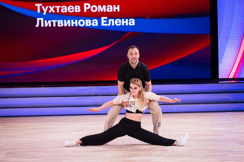 Эффектная фигура в буги-вуги: партнёрша в шпагате